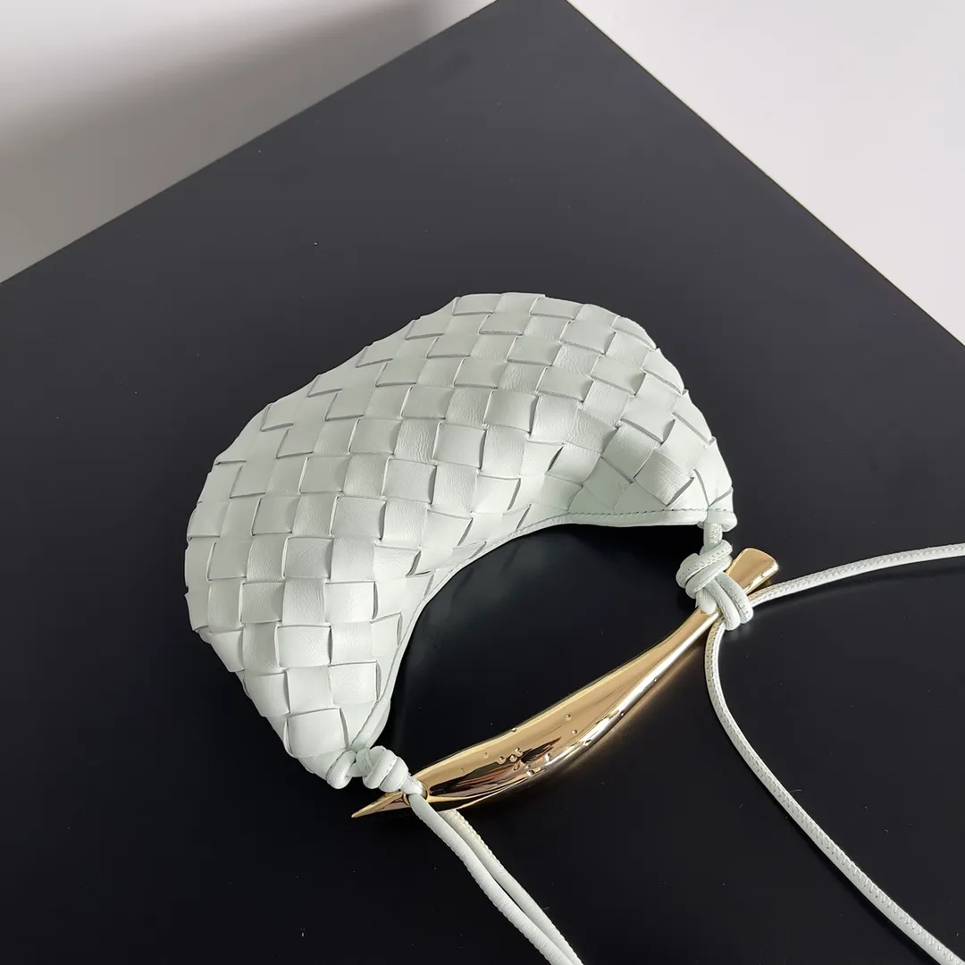 Batch of 1260 BV Mini Sardine is coming‼ ️Super high-end, stainless steel hardware + 24k real gold plating process, fish scales (concave and convex positions) are the finishing touch, the sardine bag that can be carried cross-body is completely beautiful to the heart. The metal element handle and the weaving are perfectly combined to completely integrate the artistic sense and elegance and fashion. It is really like a work of art🏺The large size is elegant, the small size is exquisite and cute, a must-have item for fashionistas, and the details are perfectly reproduced. Style number: 744267 Size 20*12*2.5